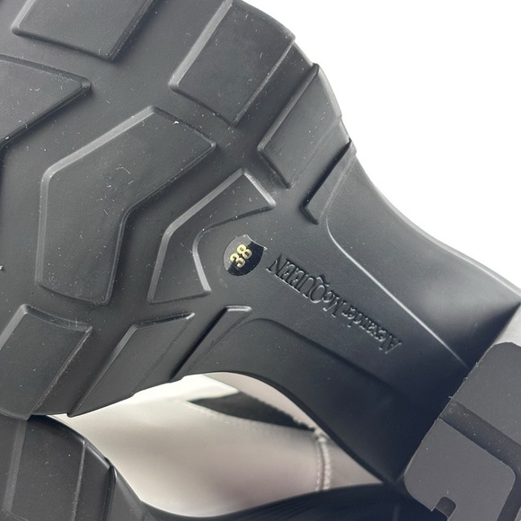 ALEXANDER MCQUEEN PATENT LEATHER WHITE BLACK TREAD HEELED MOD ANKLE BOOTS - Picture 15 of 16